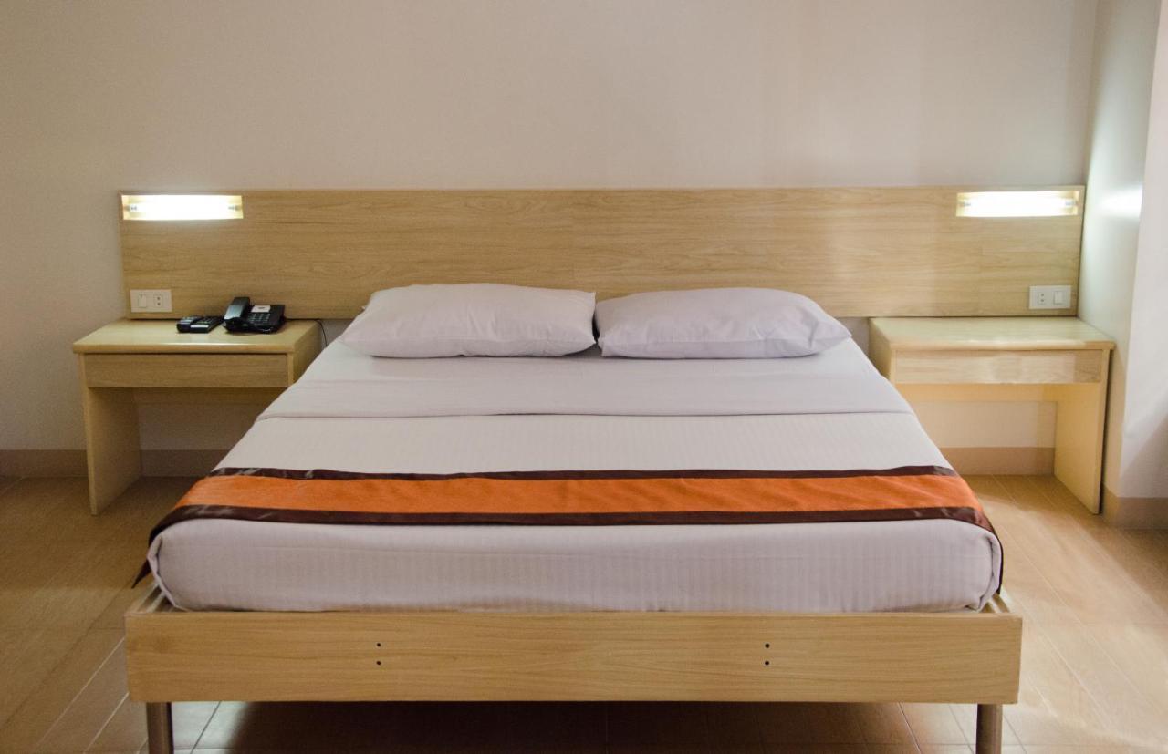 M Suites Hotel Makati City Bagian luar foto