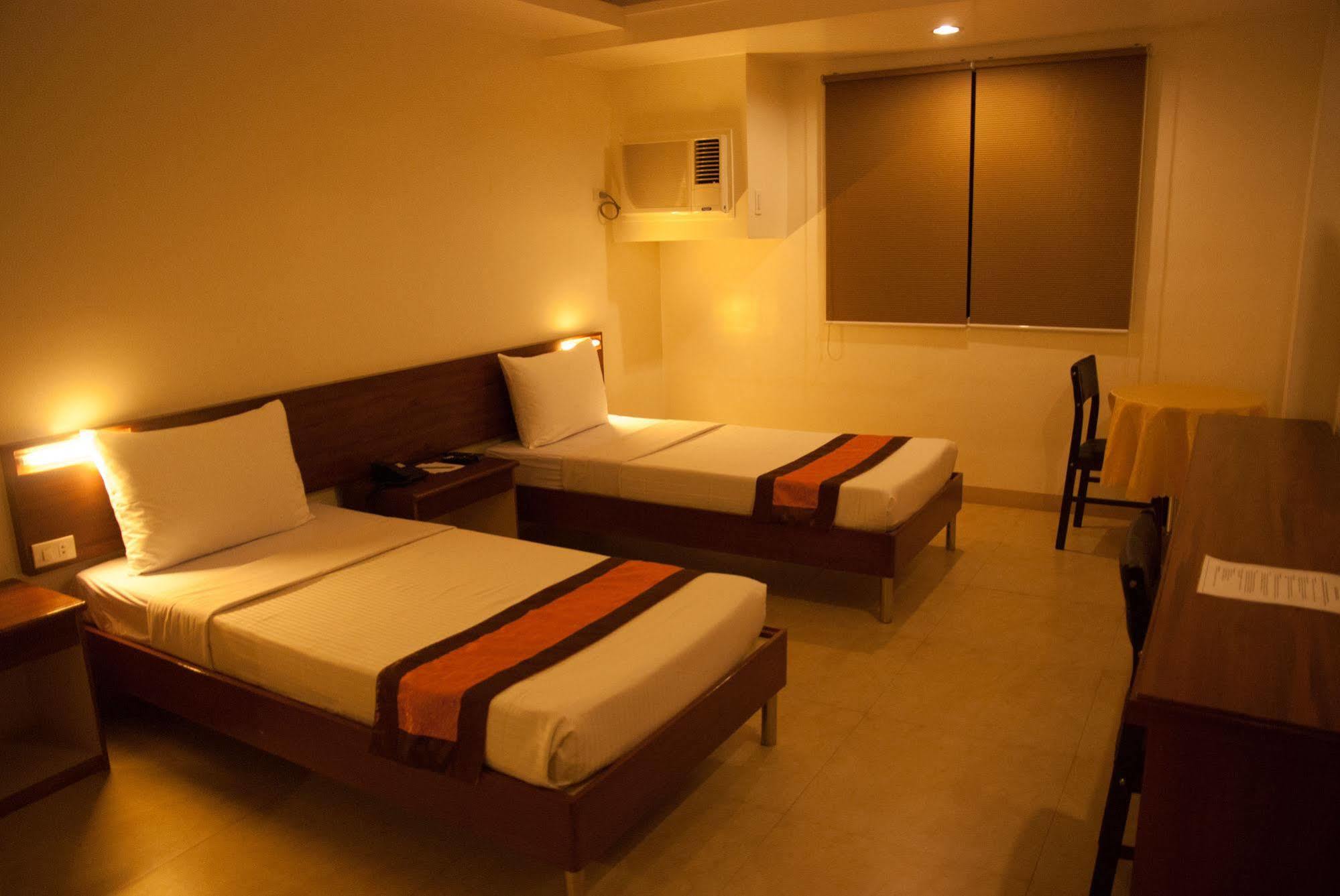 M Suites Hotel Makati City Bagian luar foto
