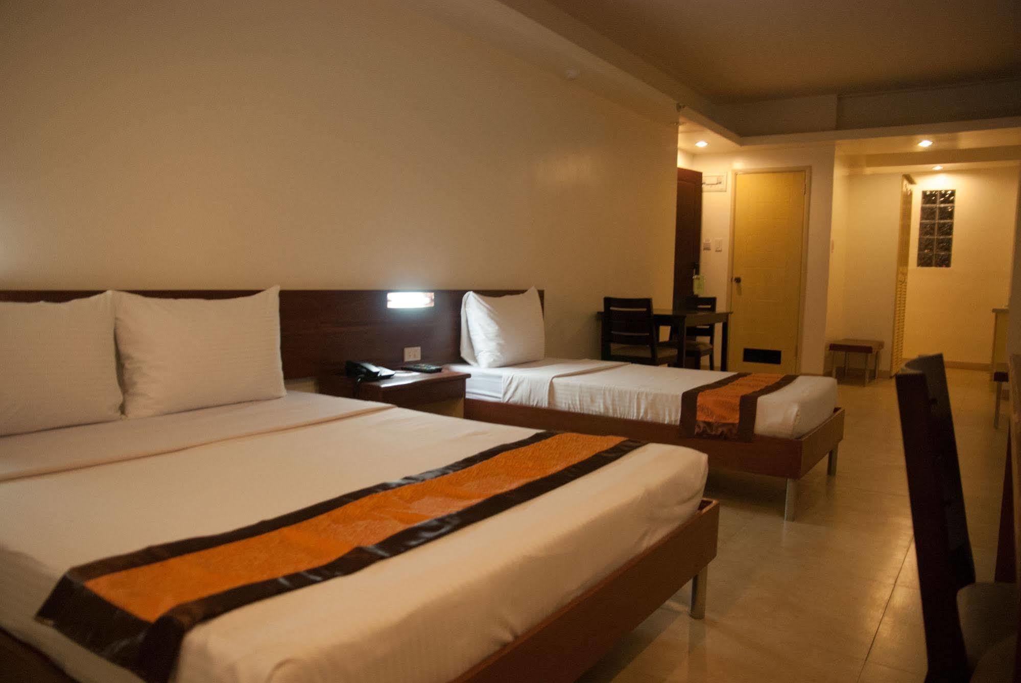 M Suites Hotel Makati City Bagian luar foto