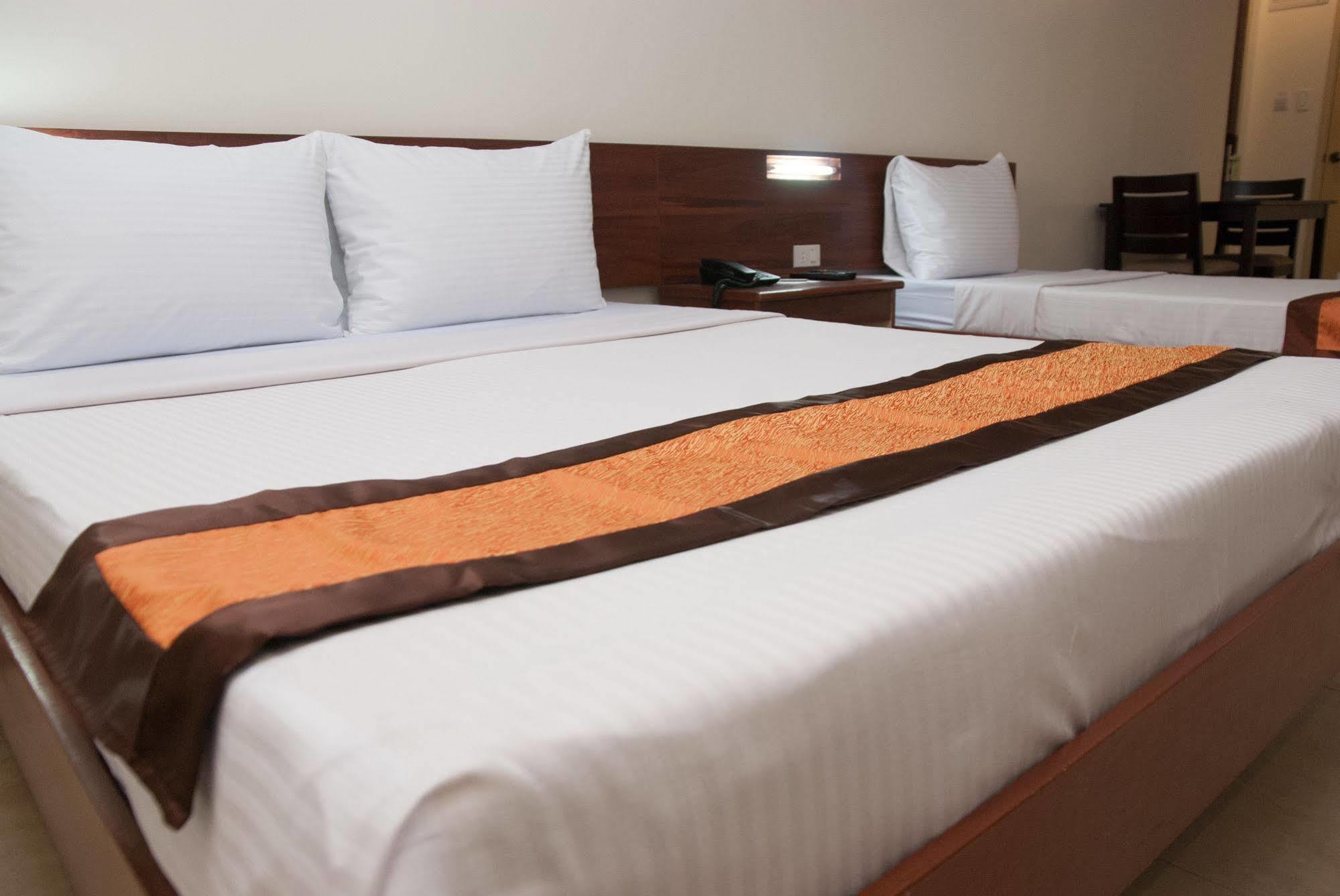 M Suites Hotel Makati City Bagian luar foto