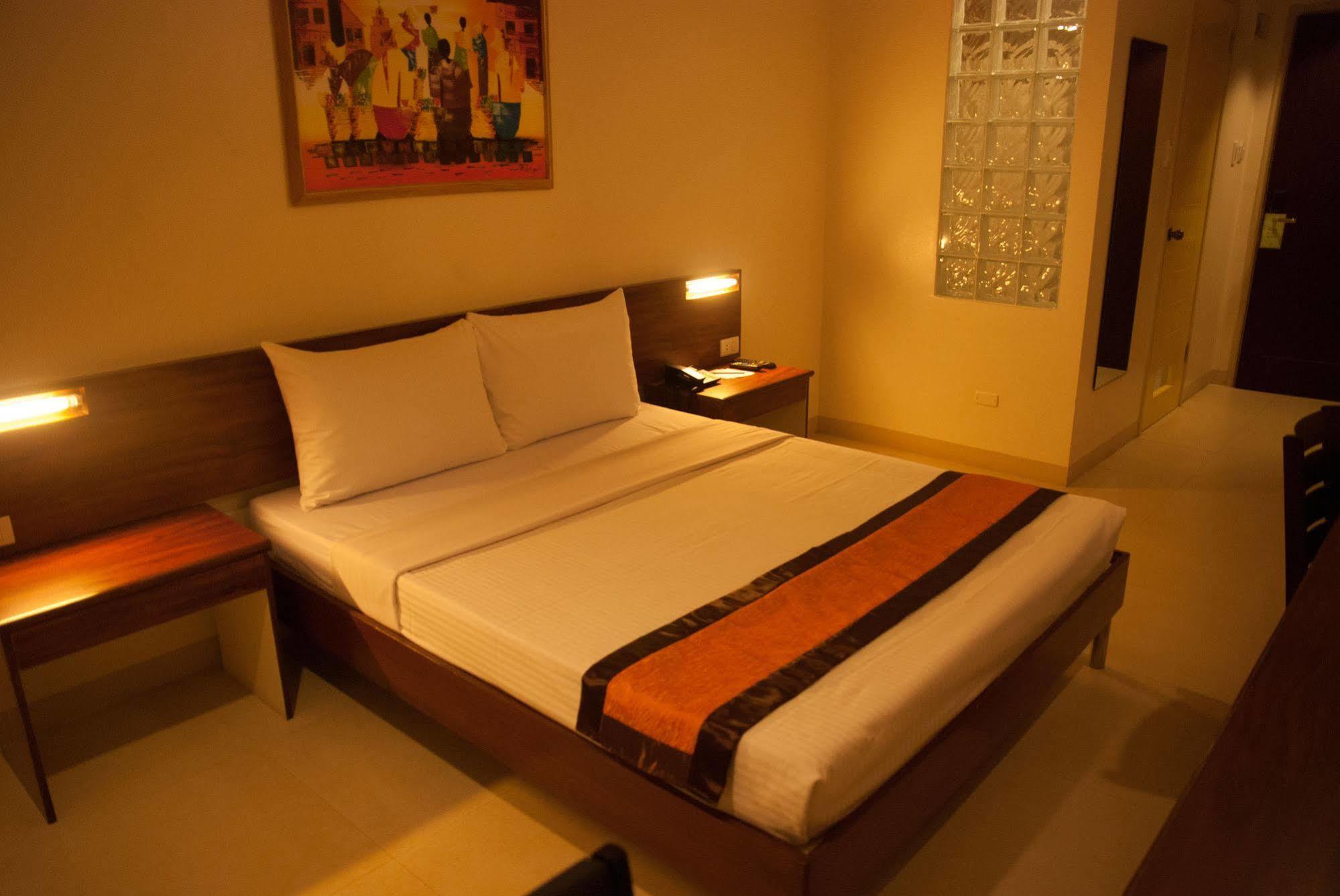 M Suites Hotel Makati City Bagian luar foto
