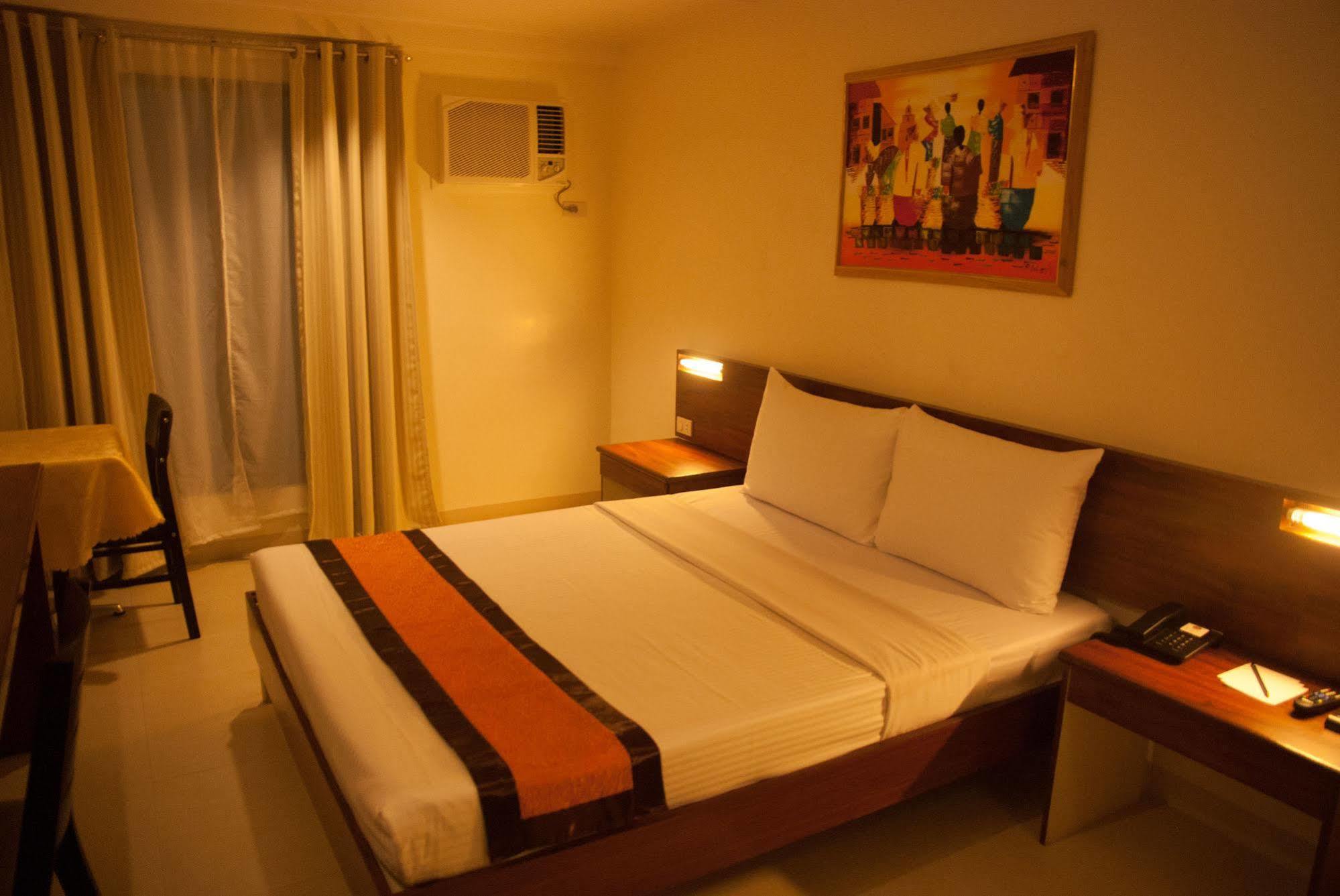 M Suites Hotel Makati City Bagian luar foto