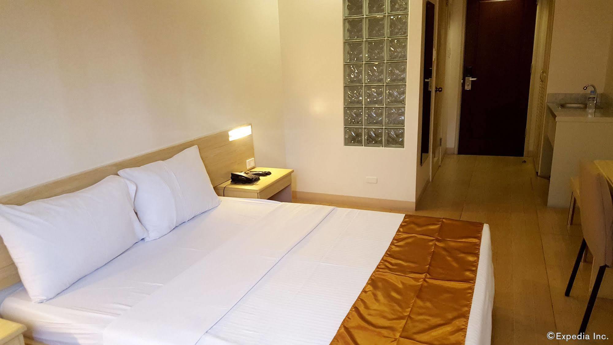 M Suites Hotel Makati City Bagian luar foto