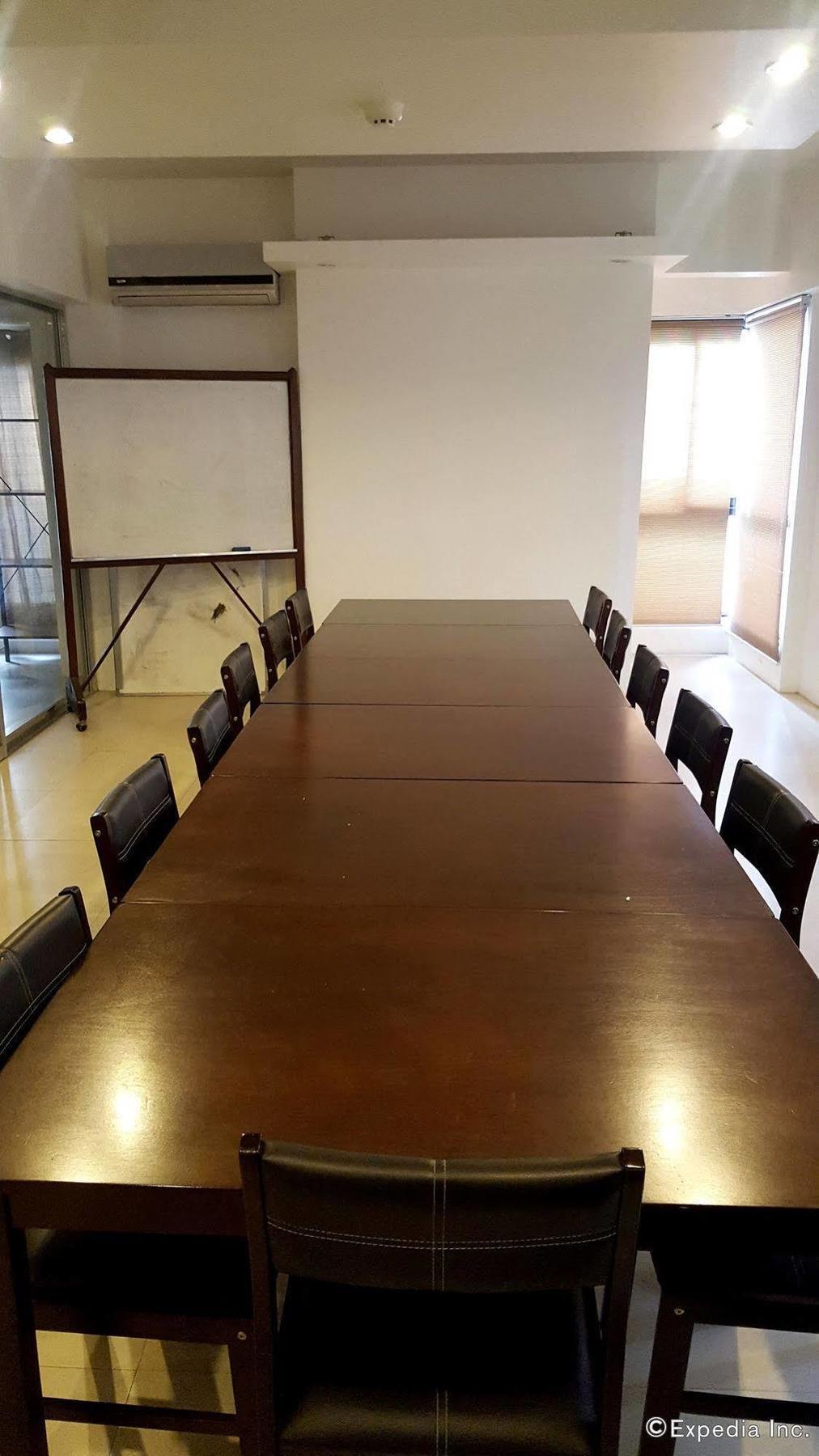 M Suites Hotel Makati City Bagian luar foto